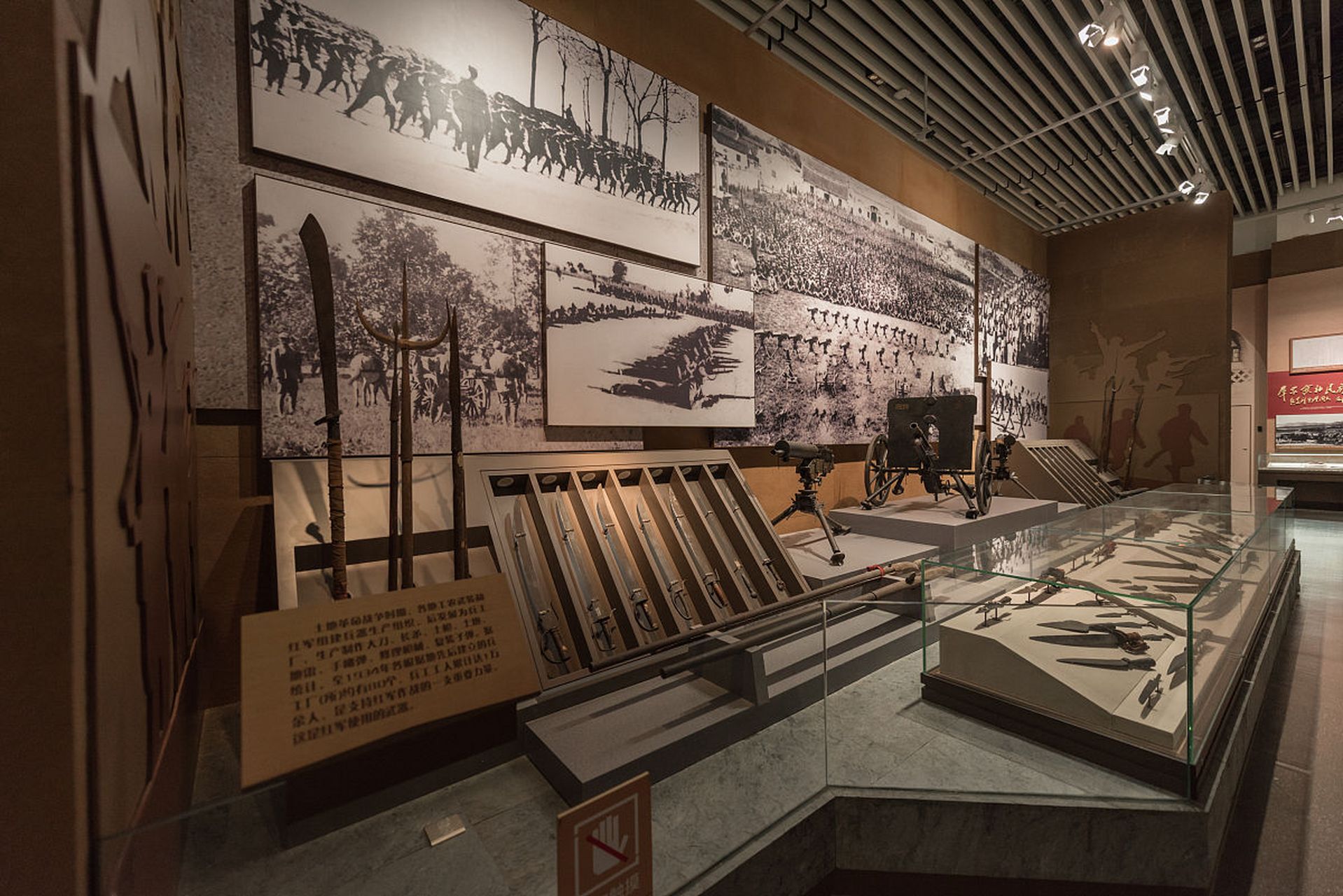 六盘山红军长征纪念馆是一座展示中国工农红军长征历史的博物馆,保存