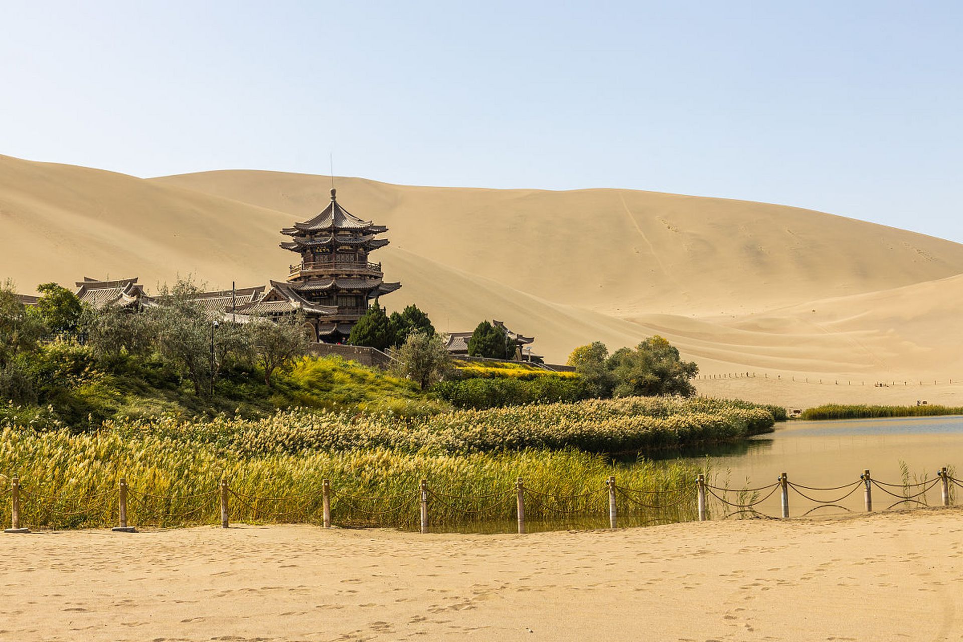 鸣沙山以沙动响亮著称,这座山是由流沙形成的,有红,黄,绿,白,黑五种
