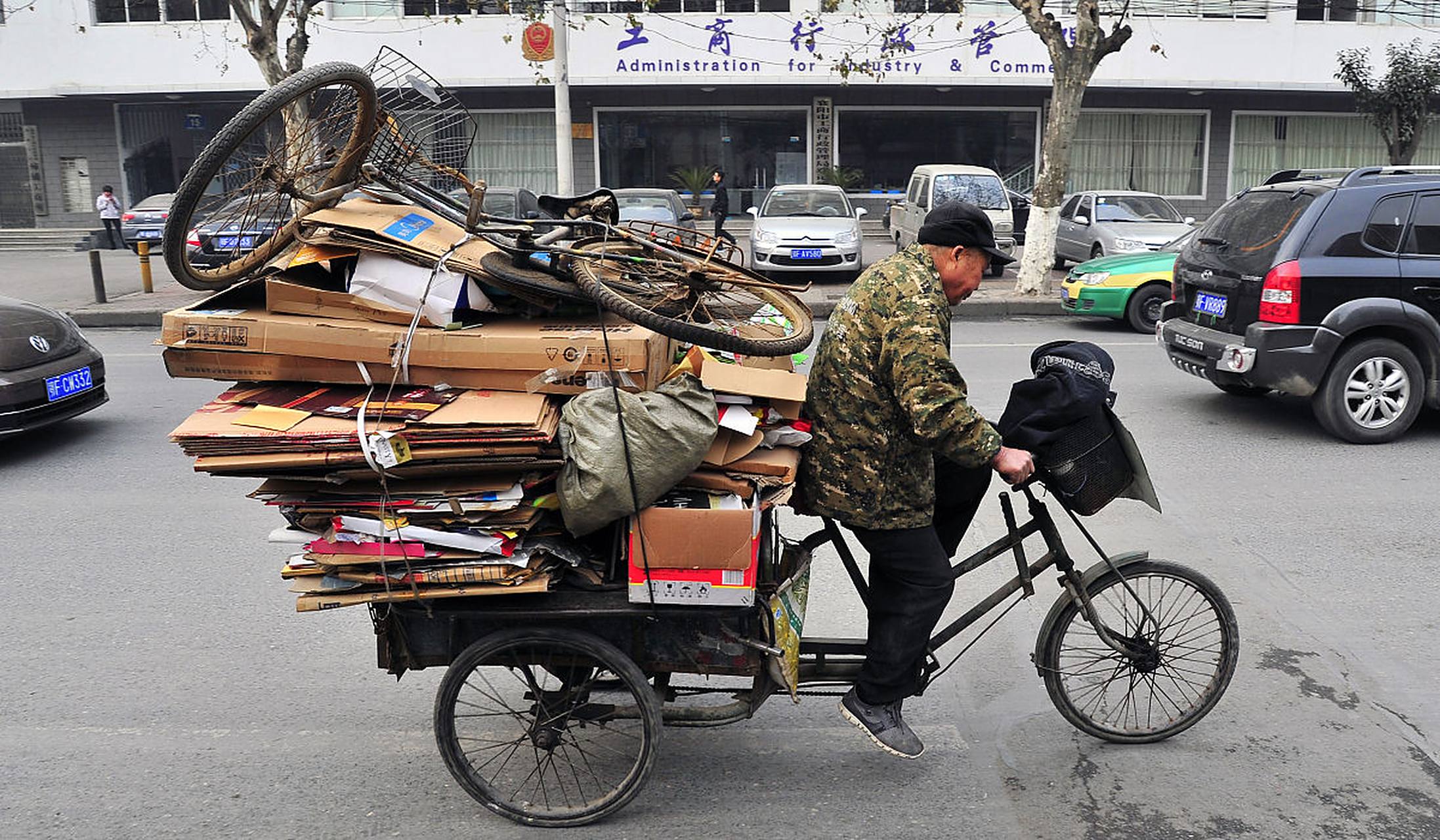 发布了一段视频,让我们重新审视了一个常常被忽视的职业——捡破烂