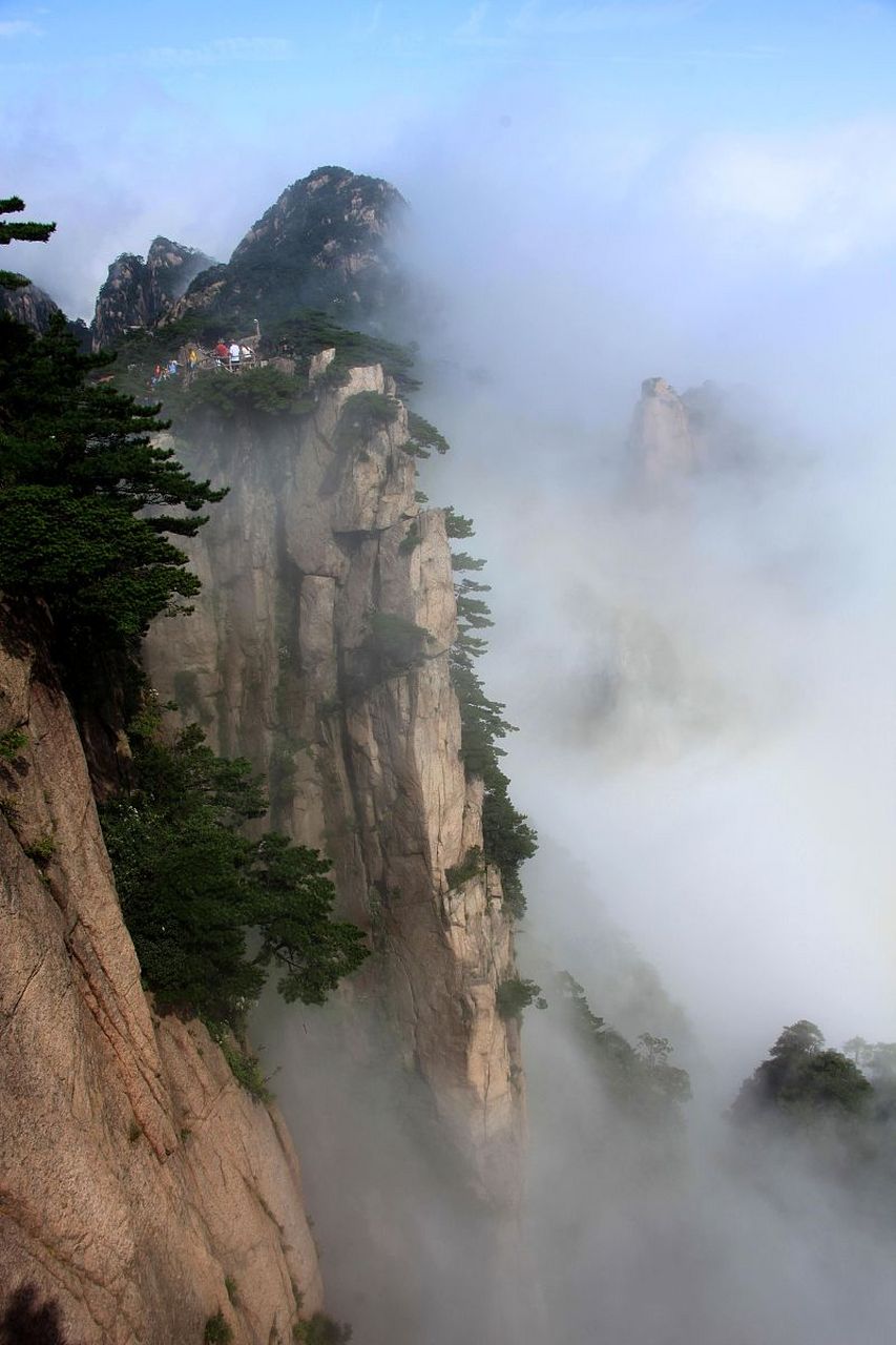 黄山一线天游记:狭窄中的奇景与美食的双重享受  黄山,这座被誉为"
