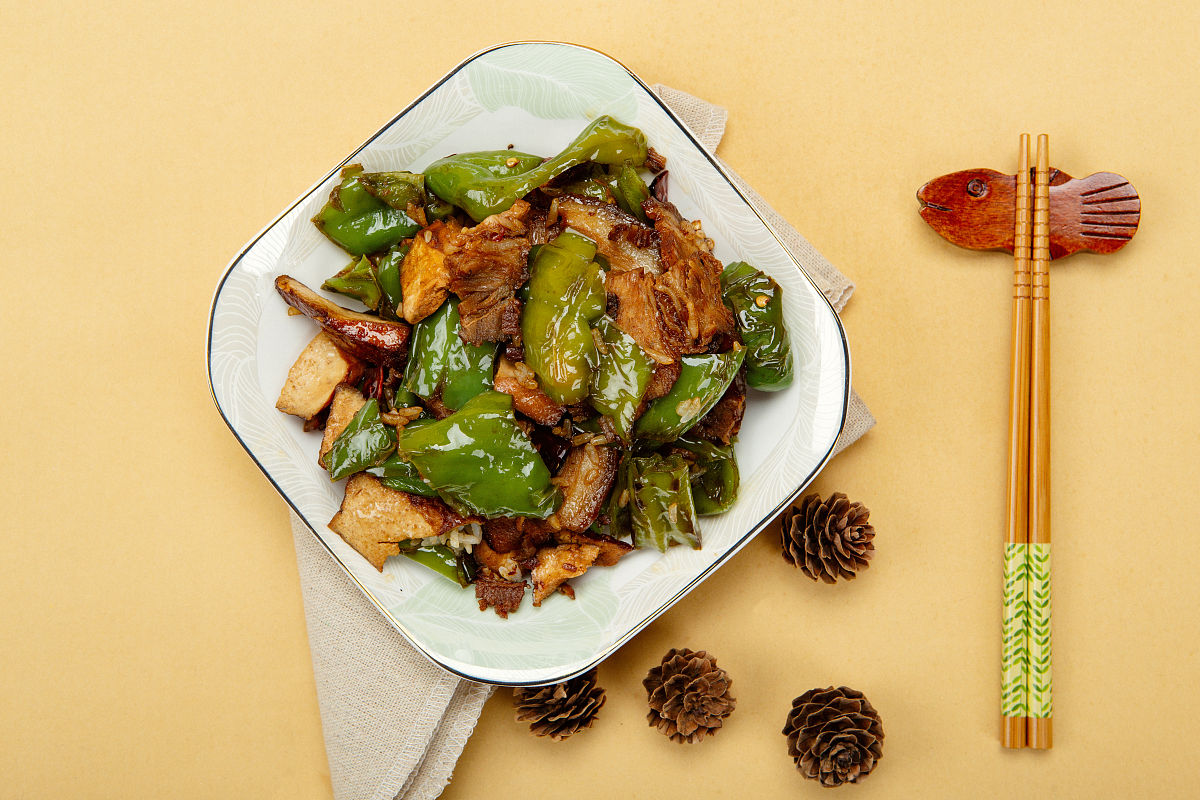 川菜传统经典美食"青椒回锅肉"