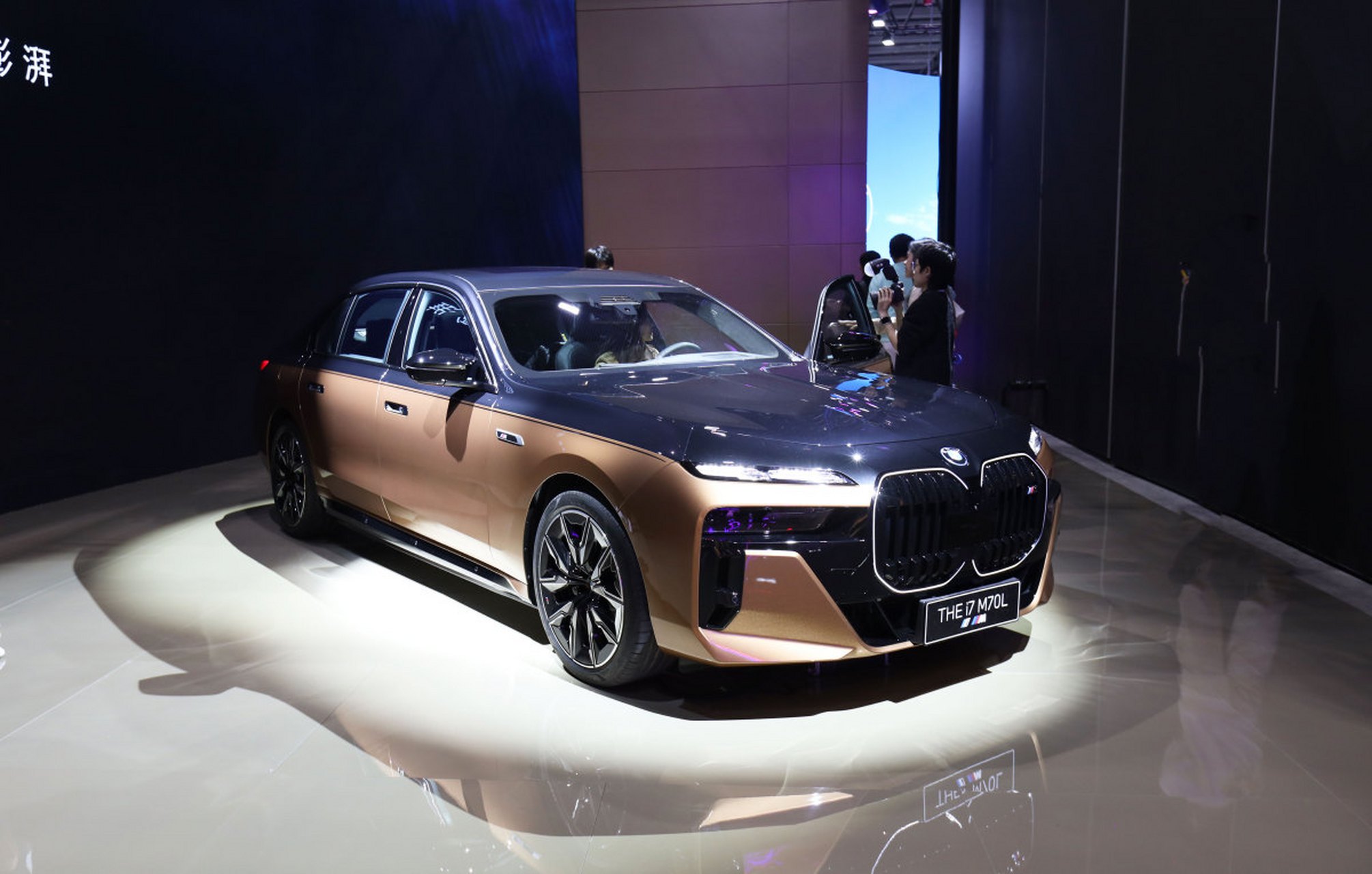 bmw i7是宝马推出的一款创新纯电动大型豪华轿车,它的出现标志着