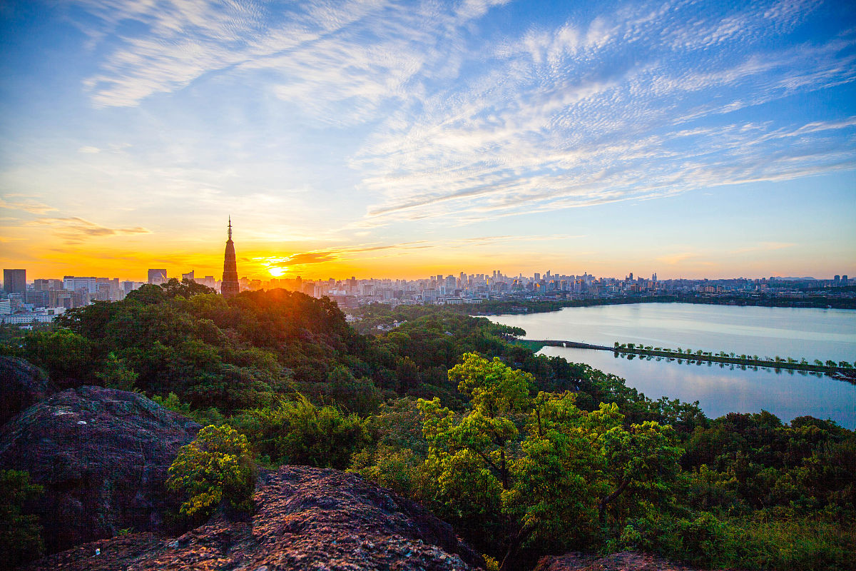 一座宝石山大脸大面图片