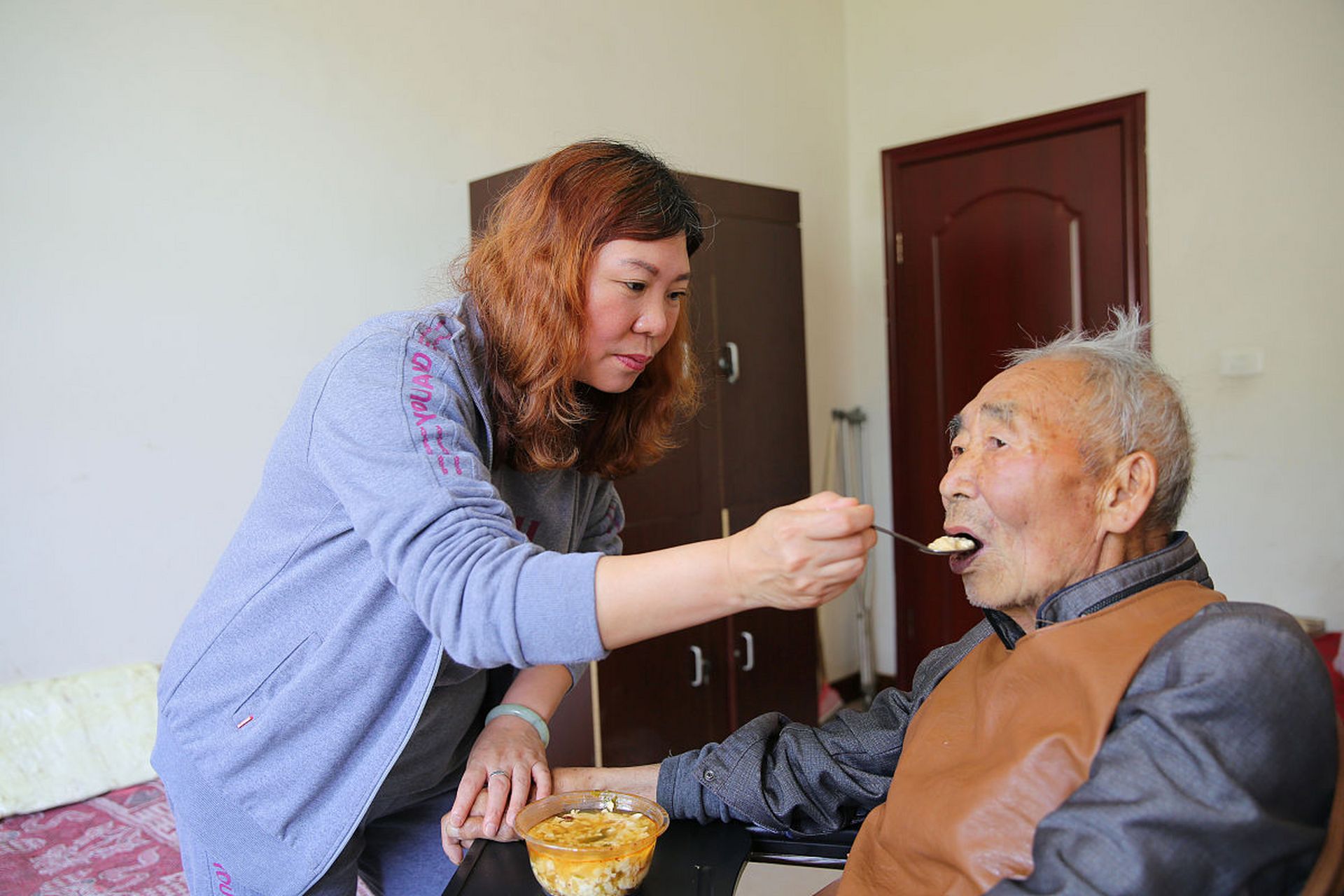子女如何伺候老人:留一手的智慧#  在中华传统文化中,孝顺是美德,但