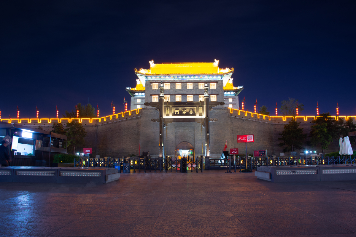 西安城墙是中国现存规模最大,保存最完整的古代城垣,是西安的标志性