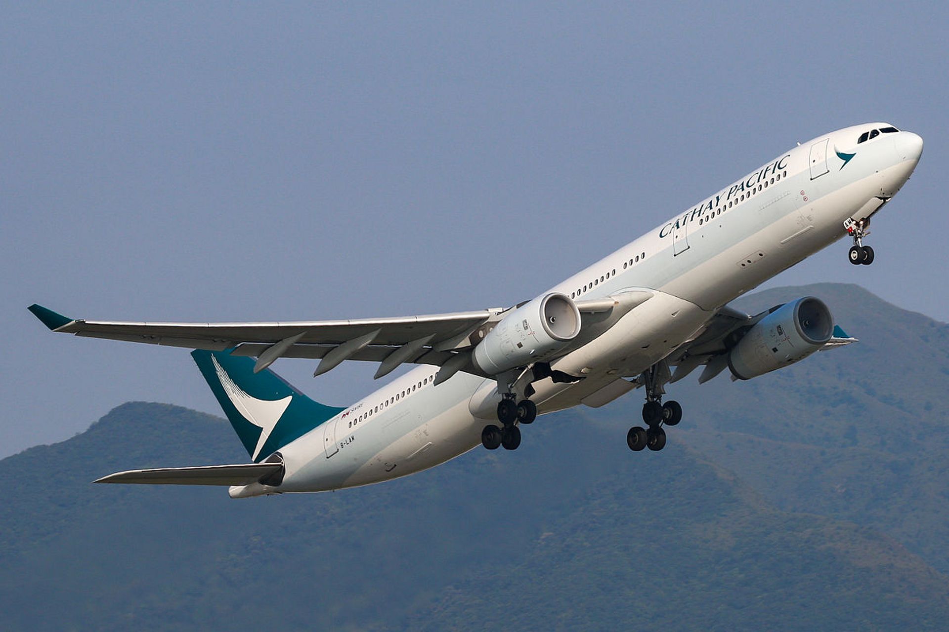 国泰航空客机中止起飞11名乘客受伤!