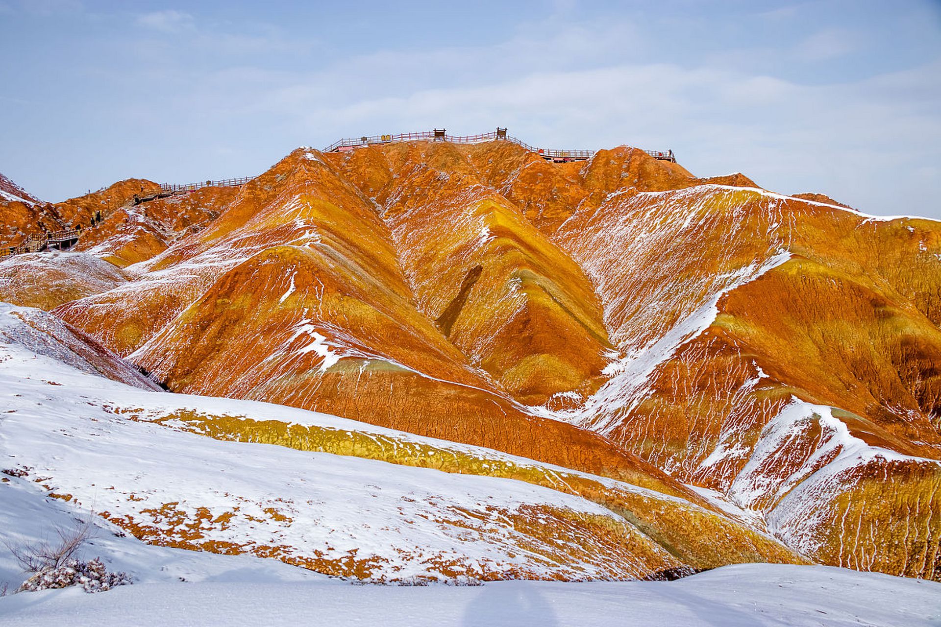 冬日的甘肃张掖丹霞山,被皑皑白雪装点得如诗如画,仿佛一幅绝美的水墨
