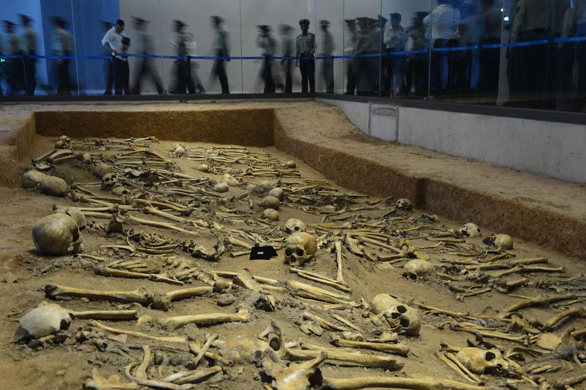 阜新"万人坑",坐落在阜新市太平区孙家湾南山,占地五平方公里,埋葬着