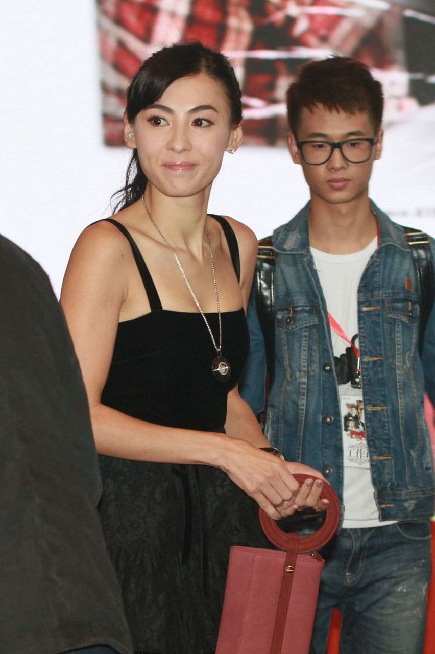 2003年,陈小春张柏芝两人同游曼谷,游泳池旁张柏芝穿着比基尼,娇嗔地