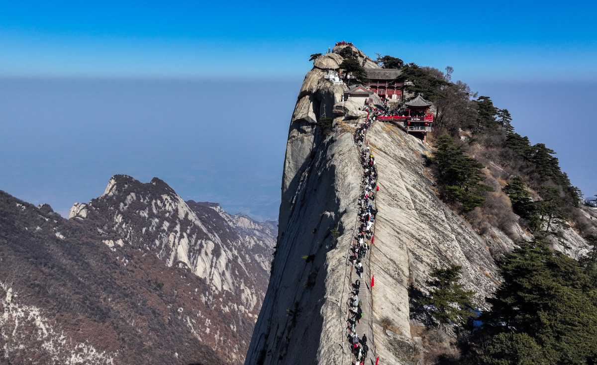 华山之巅:征服与挑战的交织