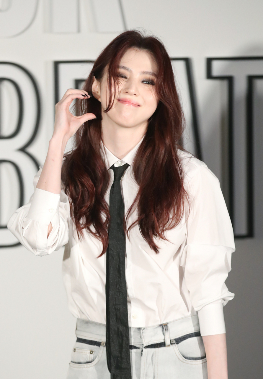 近日,韩国首尔,演员韩素希以一款烟熏妆造型亮相lady dior品牌活动