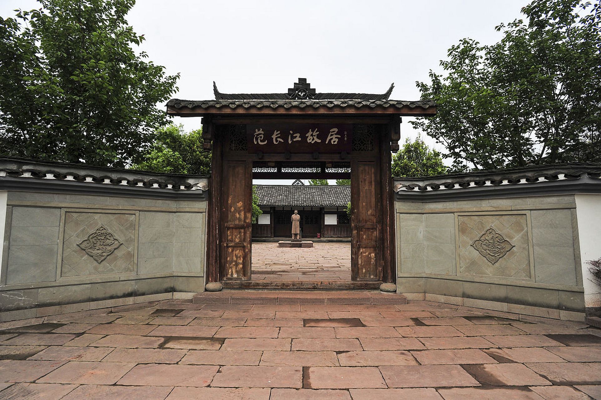 网红景点层出不穷:隆昌石牌坊群壮观无比,古宇湖如诗如画.