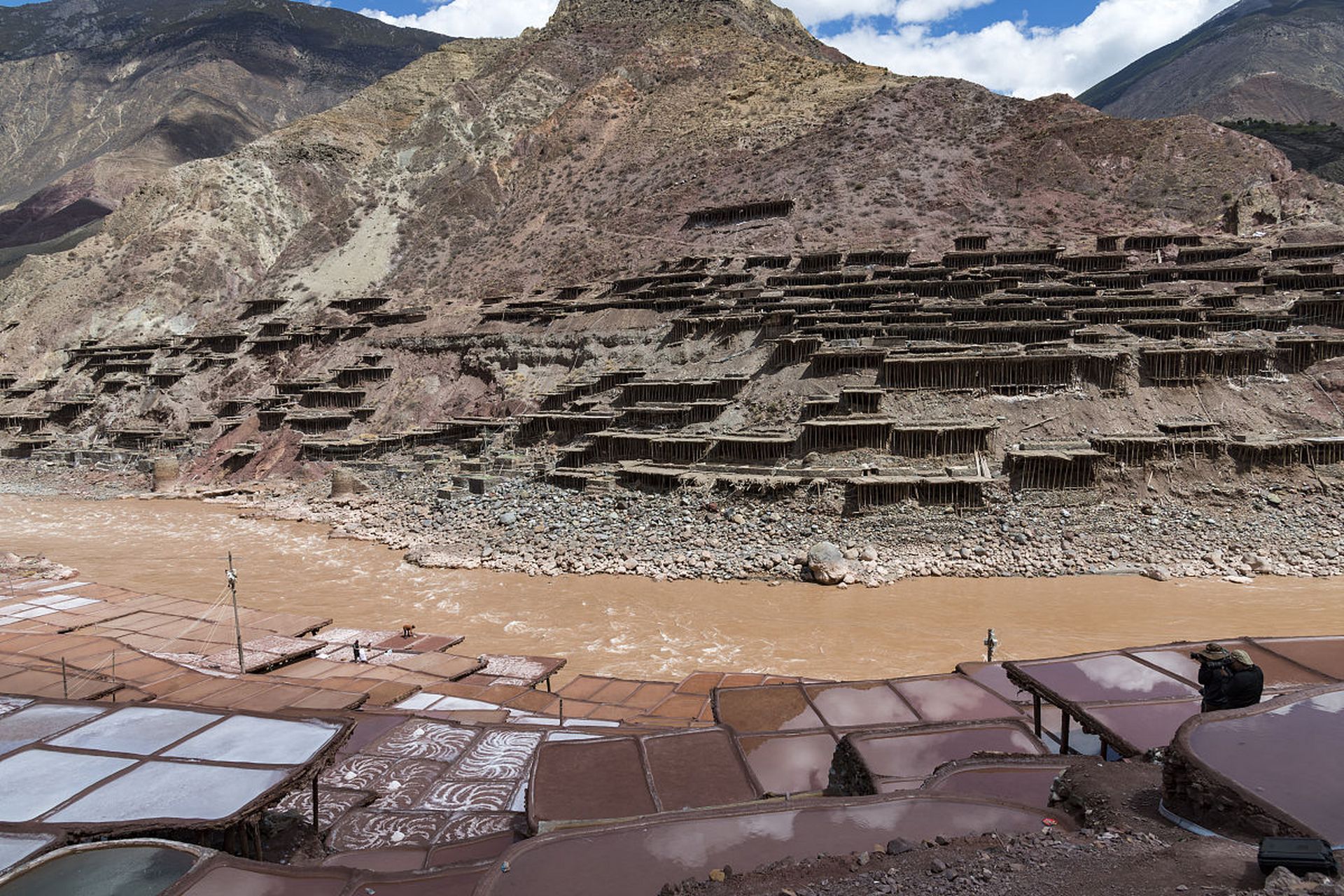 穿越时空的旅行# 芒康盐井古盐田,这是一个千年历史的手工晒盐场所.