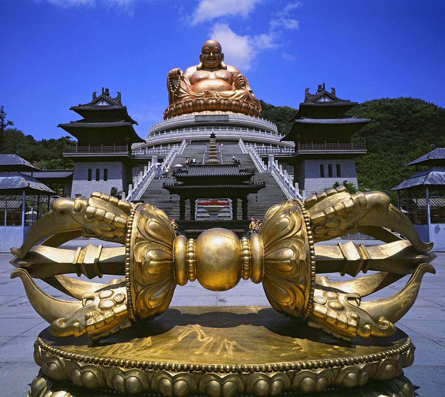 推荐景点有弥勒大佛,阿细跳月广场,锦屏山风景区和白龙洞.