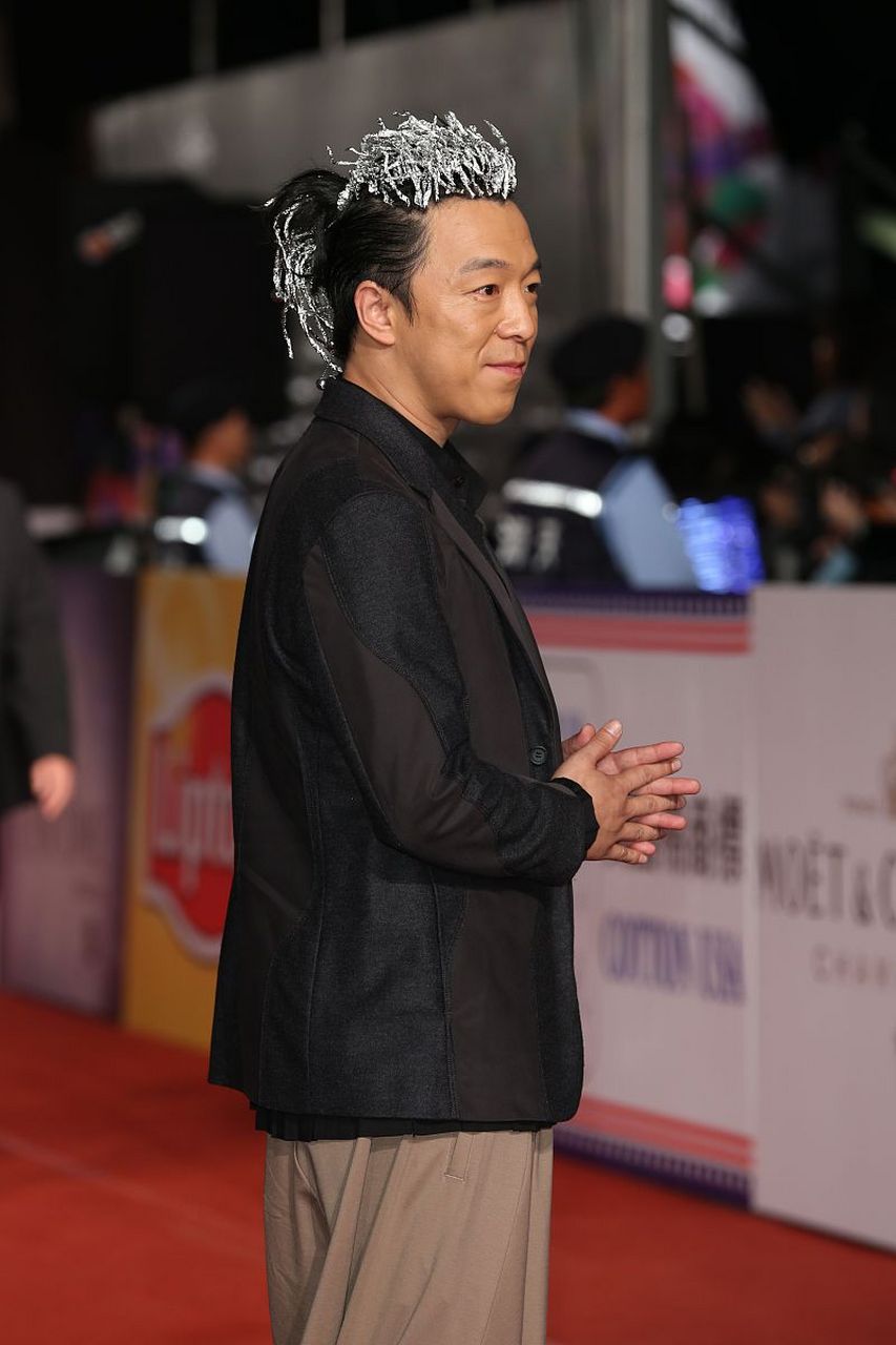 黄渤的这个发型,是来搞笑的吗[左捂脸]?#我们都爱聊八卦