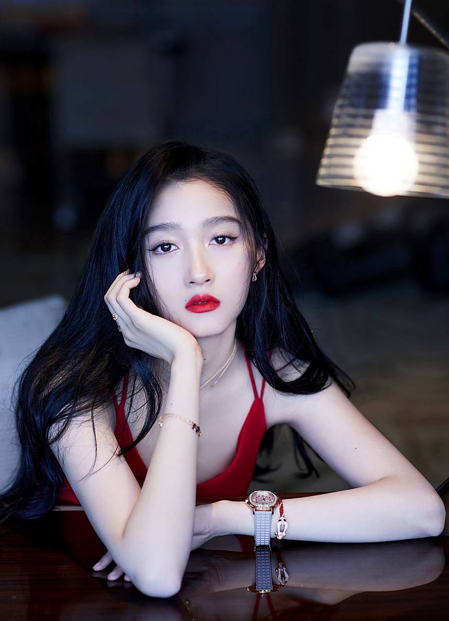 今天来聊聊一个娱乐圈的热门话题——关晓彤到底有多高?