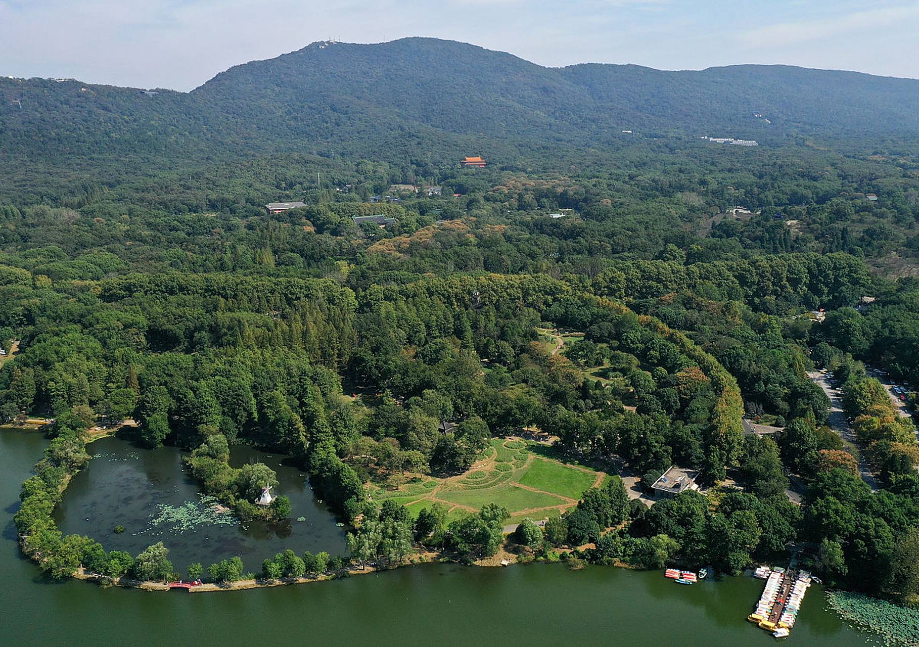 钟山风景名胜区坐落于南京市紫金山,是中国著名的旅游胜地,拥有众多