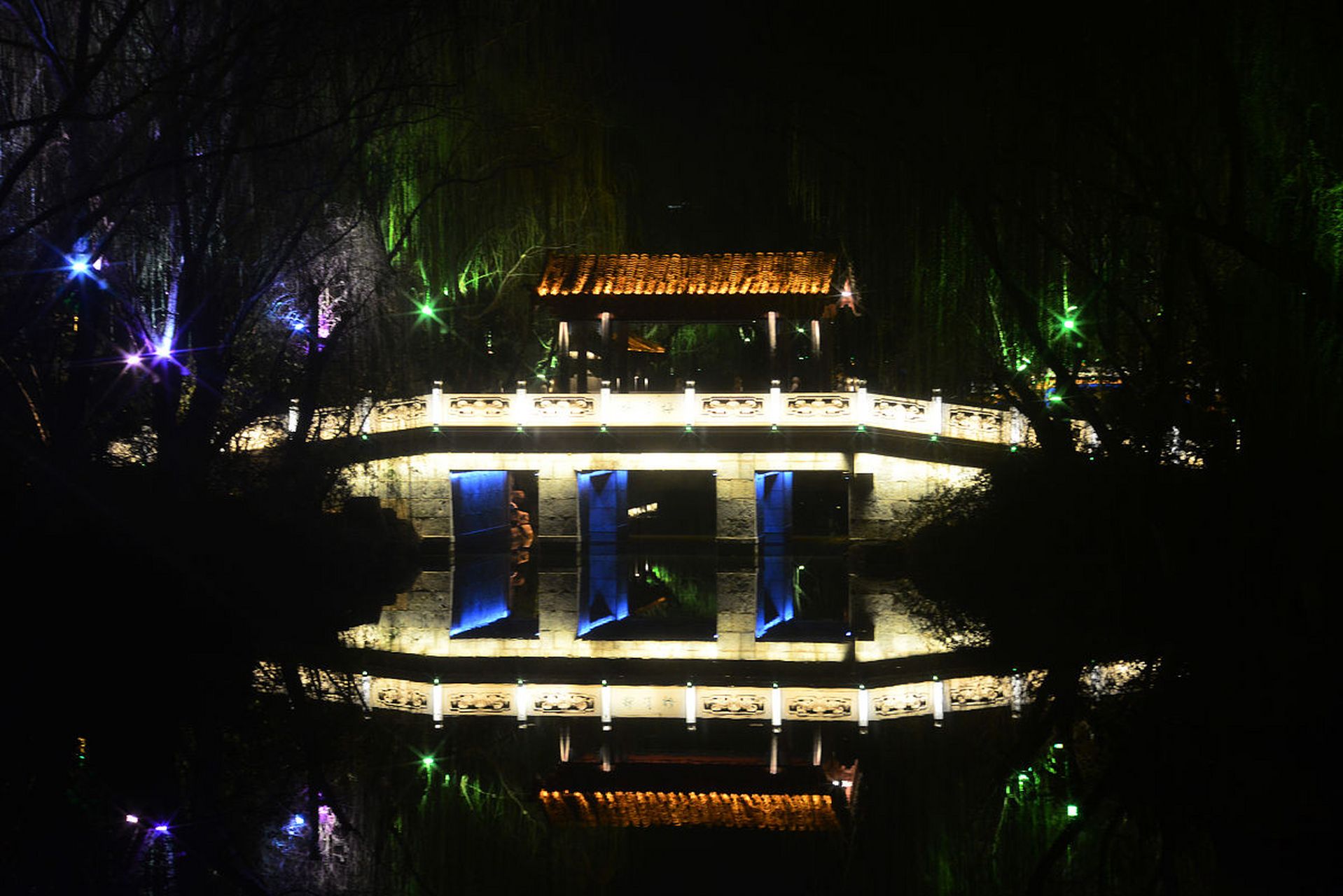 镜头里的春天# 春日里与甲秀楼相辉映的南明河更是夜景的一大焦点.