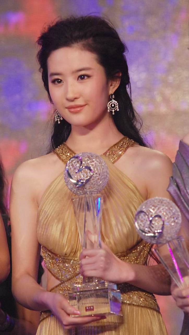 刘亦菲荣登2023年全球最具美丽明星榜首,首次公布恋情  2023年5月17日