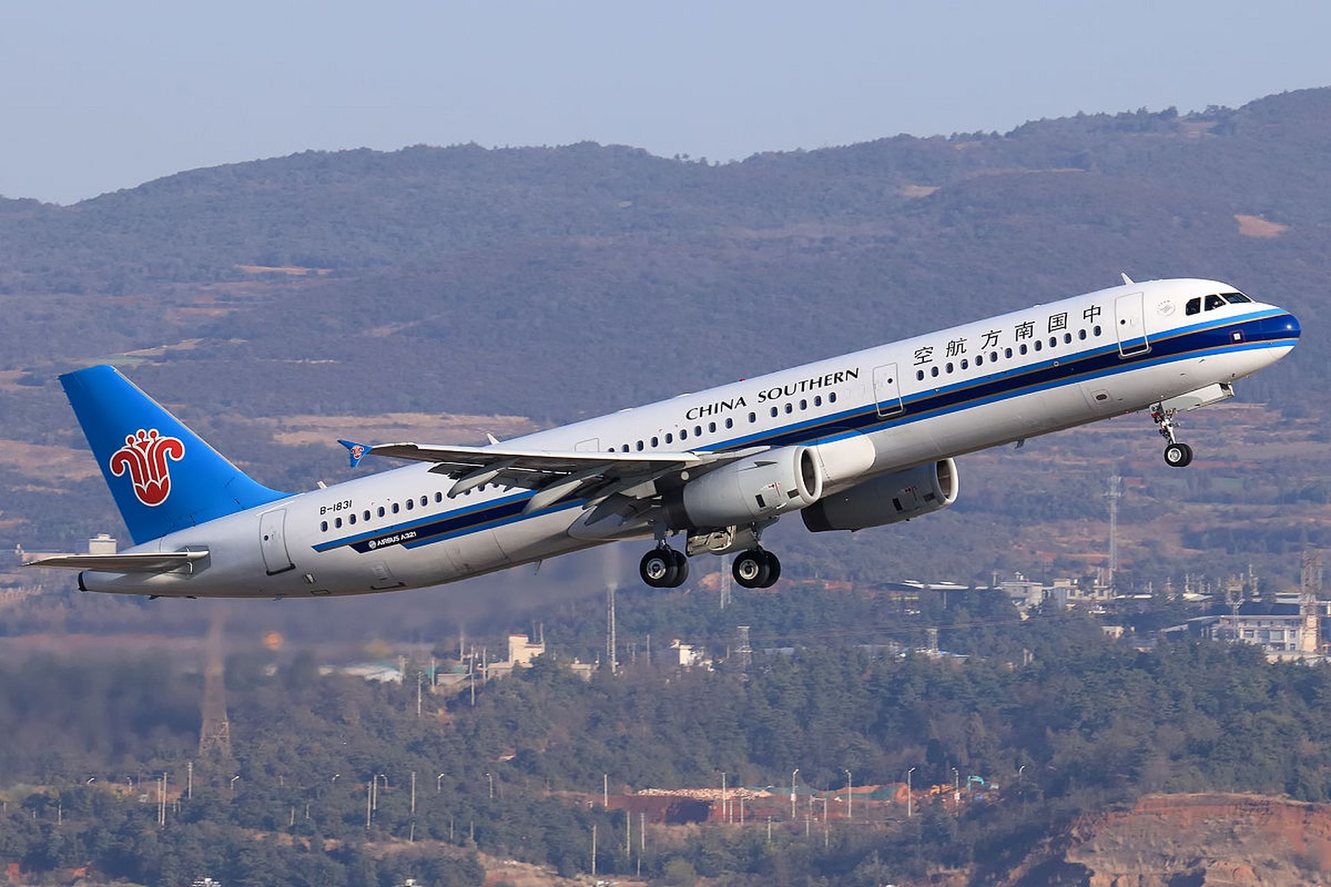 我33岁,是公司老板的私人司机,昨天晚上11点,公司老板让我去飞机场接