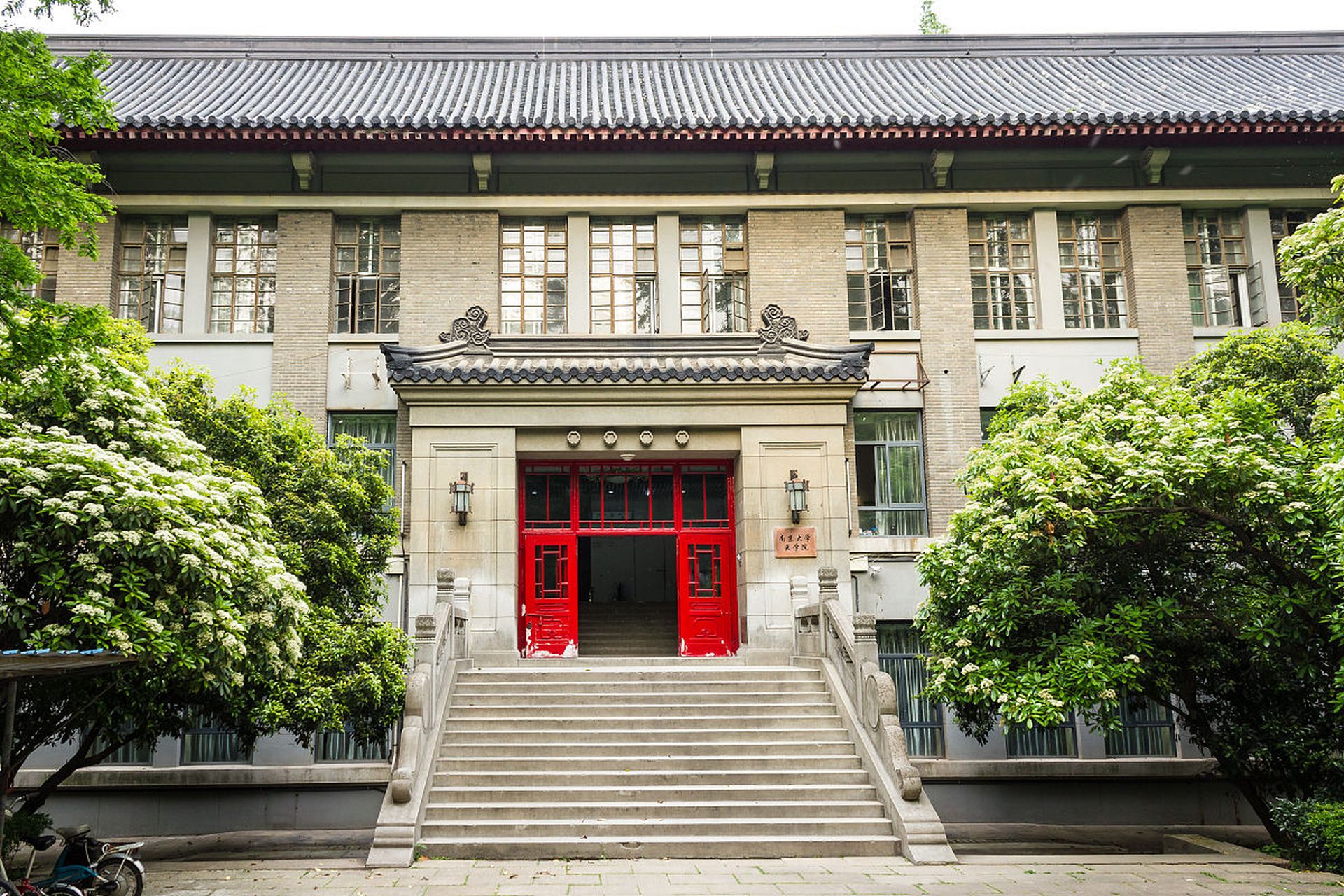 当年东南大学和南京大学都在江北的浦口建新校区,但受制于南京长江