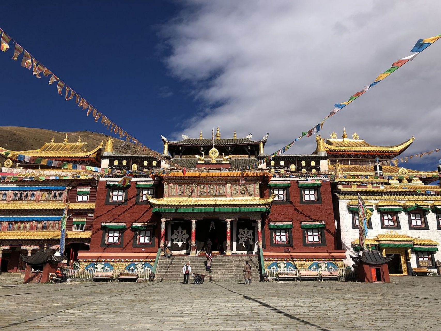 塔公寺位于甘孜州,是萨迦派(花教)的一个重要寺庙,拥有千年的历史.