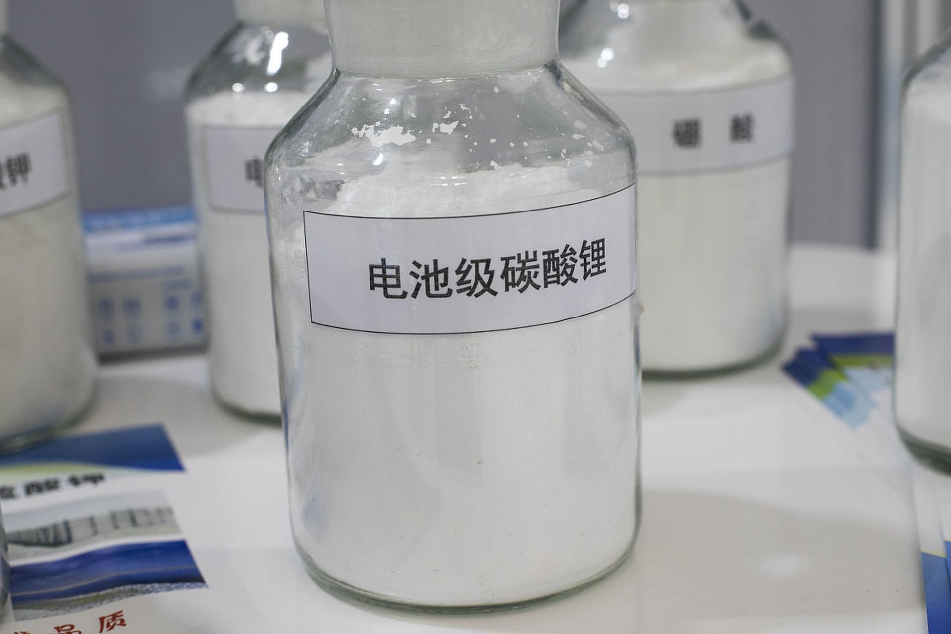 汽车咨讯# 近日有消息称,电池级碳酸锂在三个月暴跌近45%.