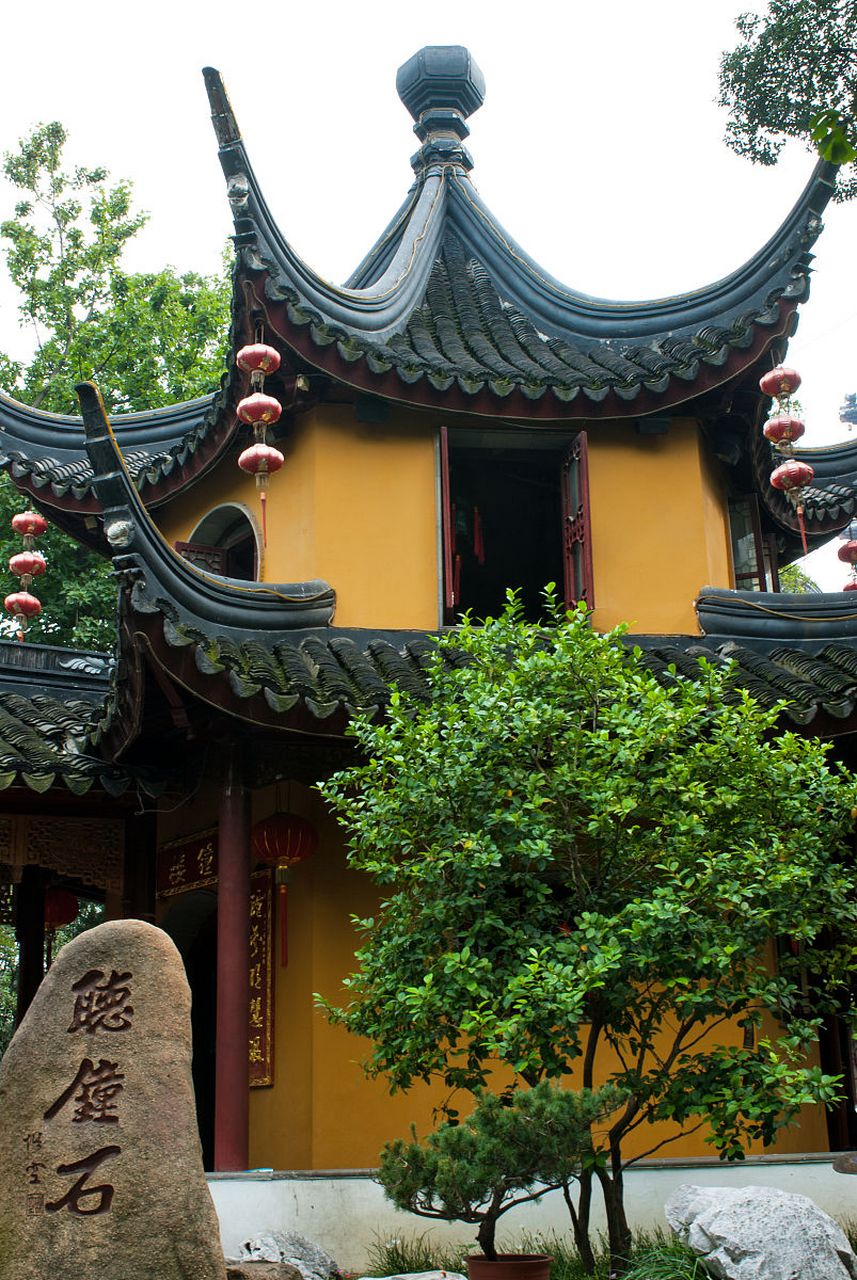 寒山寺位于江苏省苏州市姑苏区,始建于南朝萧梁代天监年间(公元502