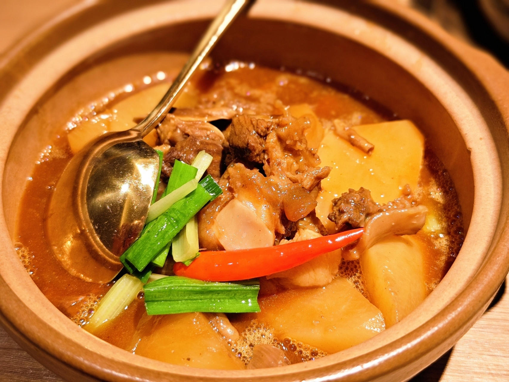 您好,牛杂萝卜煲是一道非常美味的汤菜.以下是一份简单的食谱:  1.