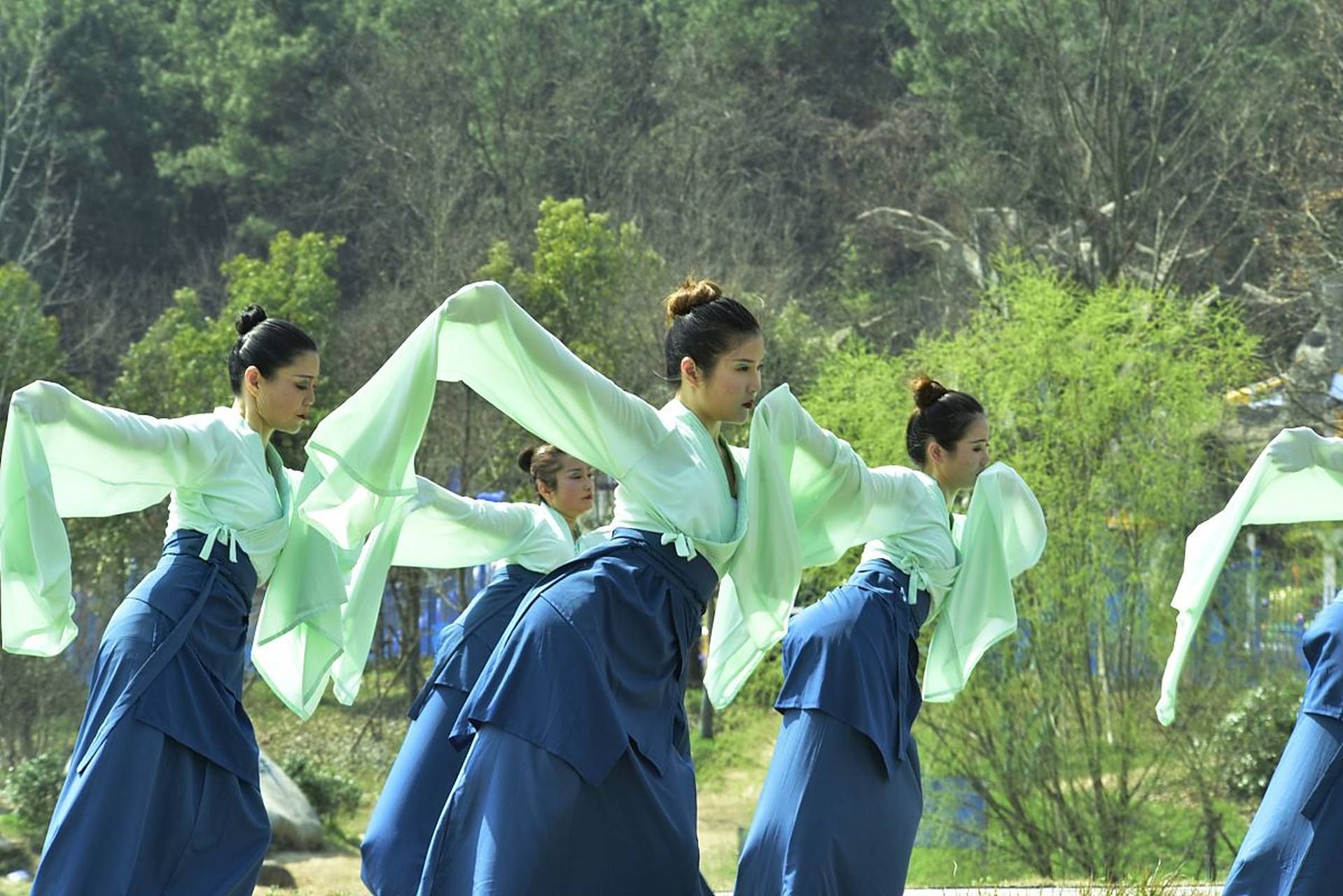 汉服运动即汉服复兴运动,是通过汉服同袍复兴汉服的方式进而推广和