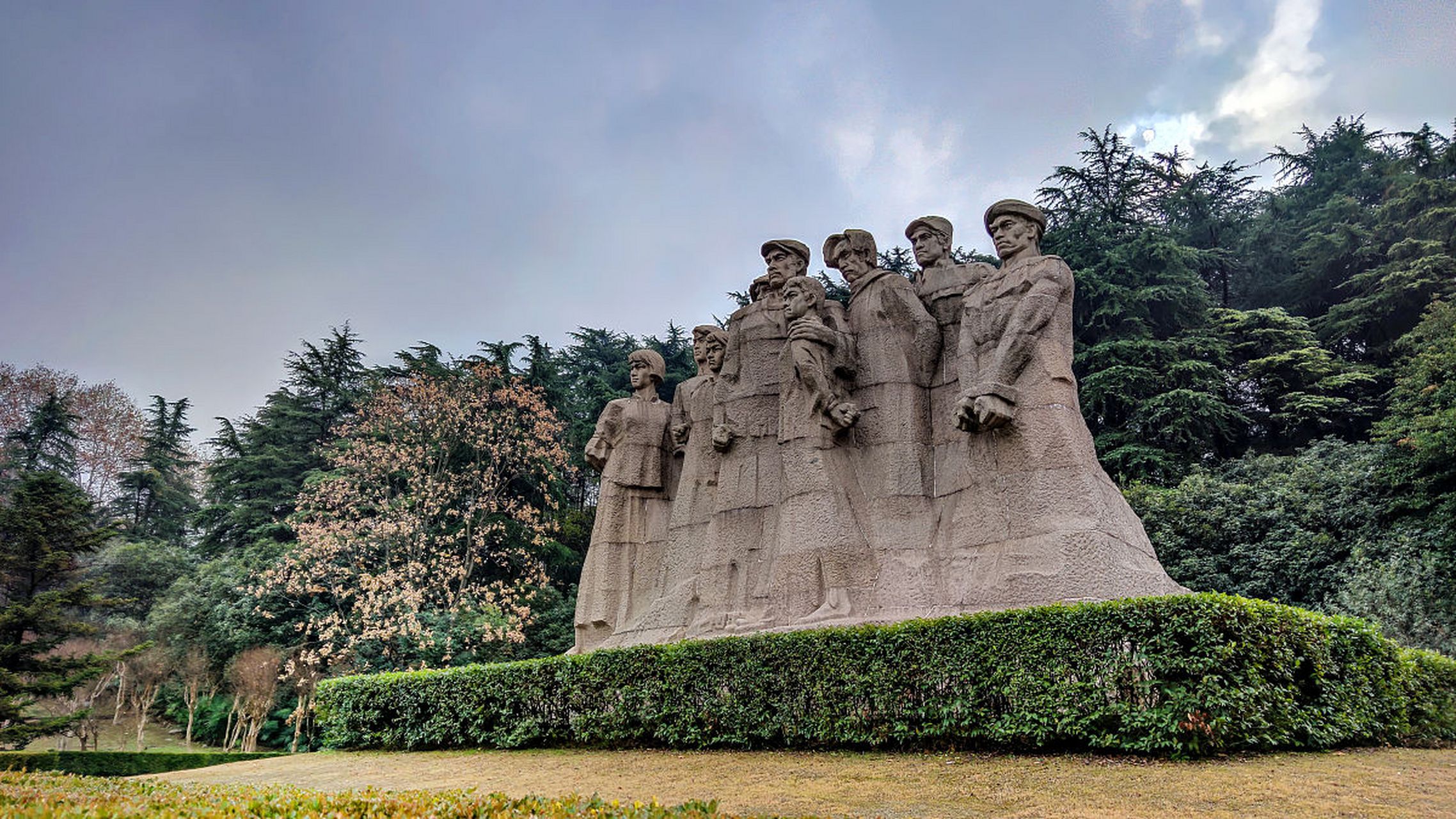 雨花台烈士陵园,位于南京市雨花台区雨花台丘陵中岗,是新中国规模最大
