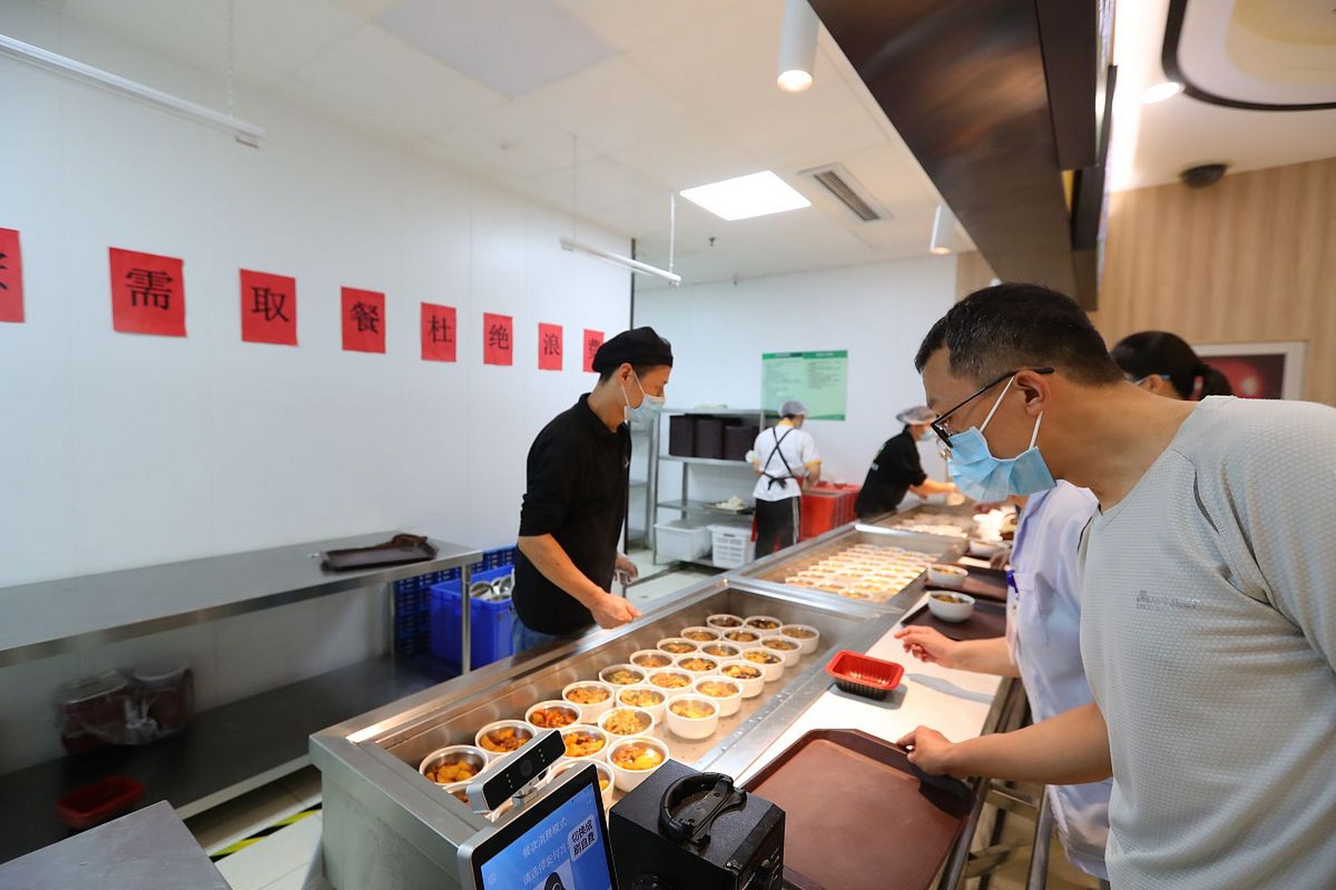 重庆一医院食堂饭菜再现老鼠头,现在网上有个流行的猜测,老鼠是跑进