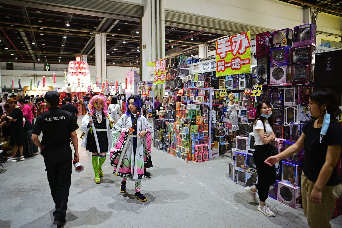 广州漫展一女孩撩上衣,现场众人大吃一惊,靠大尺度博眼球?