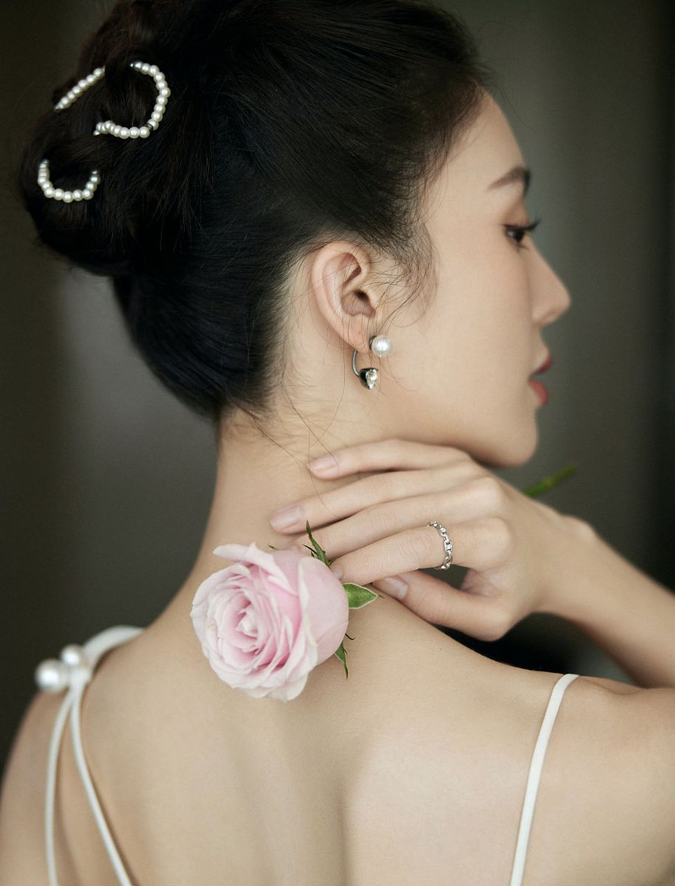 3月31日,金晨一组红蓝极简大片释出,浓烈的红蓝光影,优雅明艳的造型