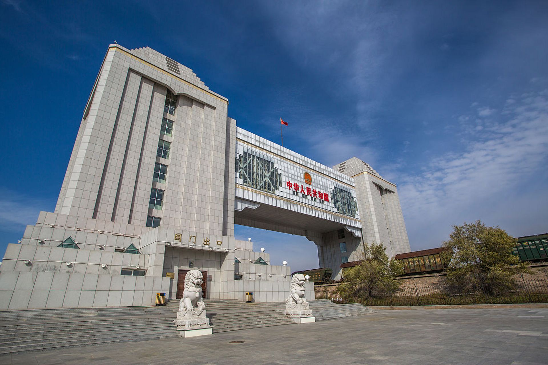 图们口岸位于延吉市的图门江路1号,是中国与朝鲜的边境口岸之一.