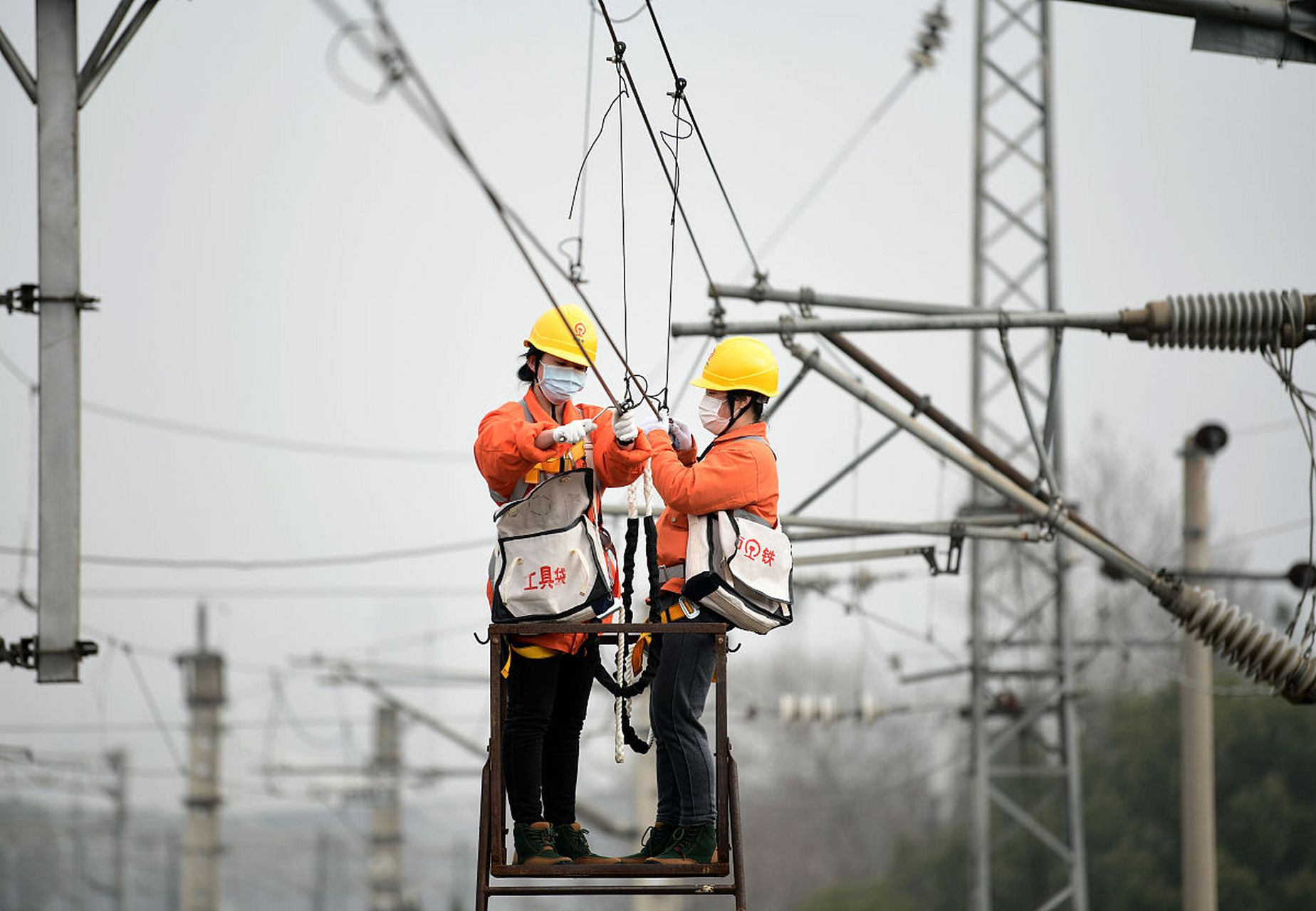 洪哥是铁路的线路工,手里有一百多万的存款,今年56岁就退休了,退休金