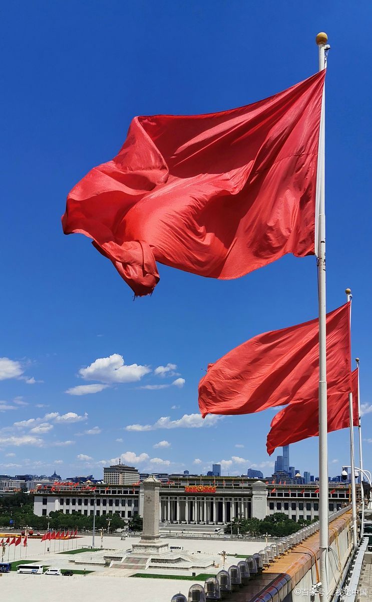 镜头下的中国红:一位外籍摄影师眼中的23万面国旗震撼日记