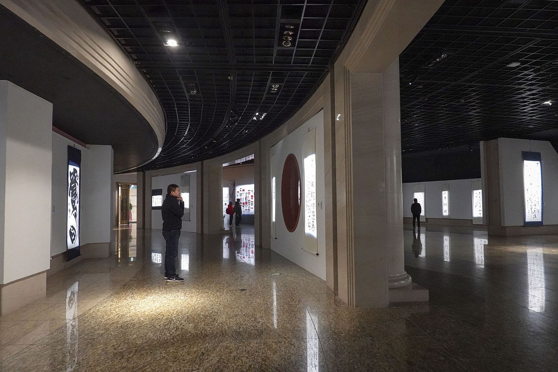 漫步在博物馆的走廊,犹如穿越历史的长河,每一个转角都是艺术的惊喜.