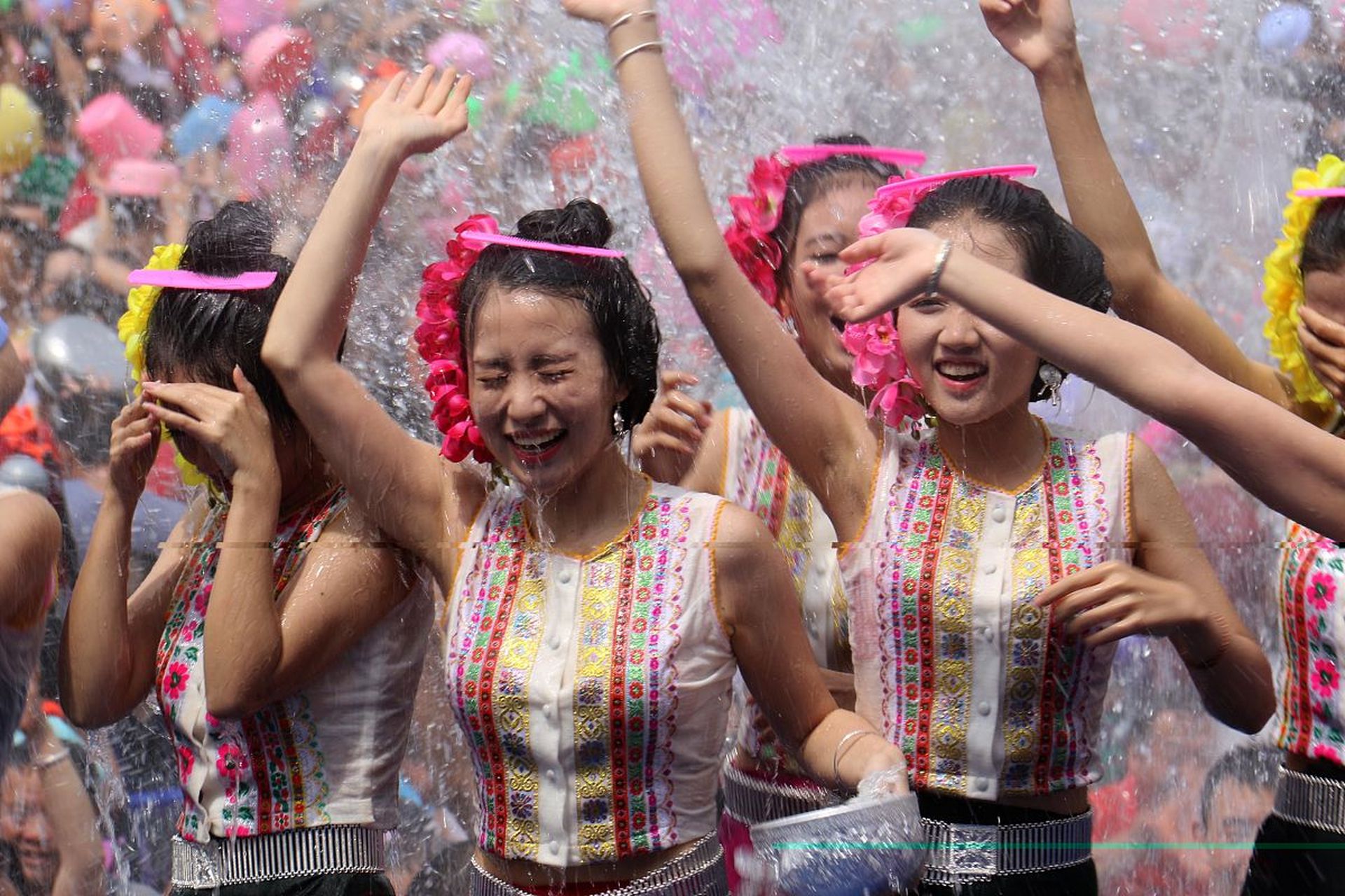 泼水节作为一种传统的民间活动,具有着深厚的历史和文化内涵,是展示