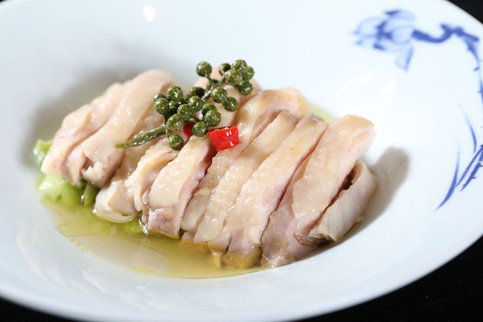 白切鸡  材料:三黄鸡1只,姜葱各30克,食用盐15克,食用油50克,黄栀子2