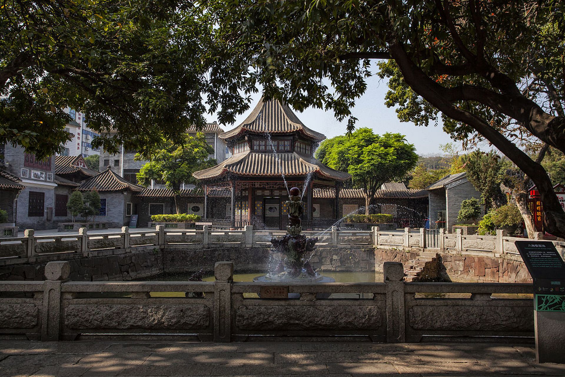 这是一座藏在闹市中的古典园林,仿佛时光在这里放慢了脚步,让人心生