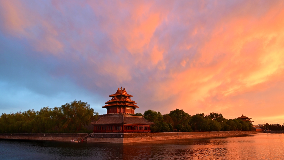 北京故宫红墙:千年历史的期待与向往  在我心中,北京故宫的红墙不仅仅