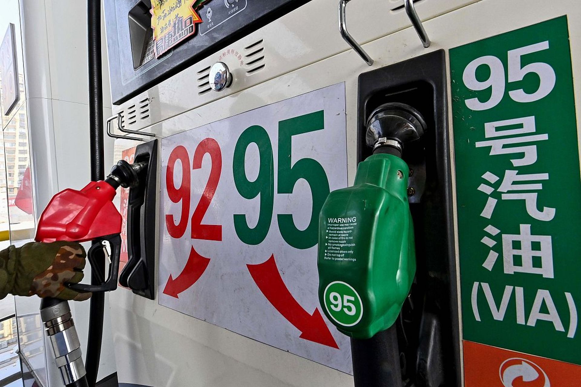 汽油标号是指汽油中含有的辛烷值的大小,通常以"#号"表示,如92#,95#等