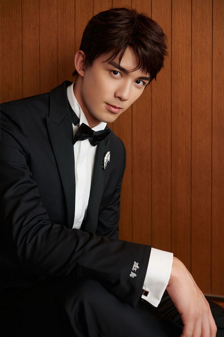 4月3日,吴磊和蒋勤勤在直播时,上一秒还在微笑说话,下一秒鼻子就流出