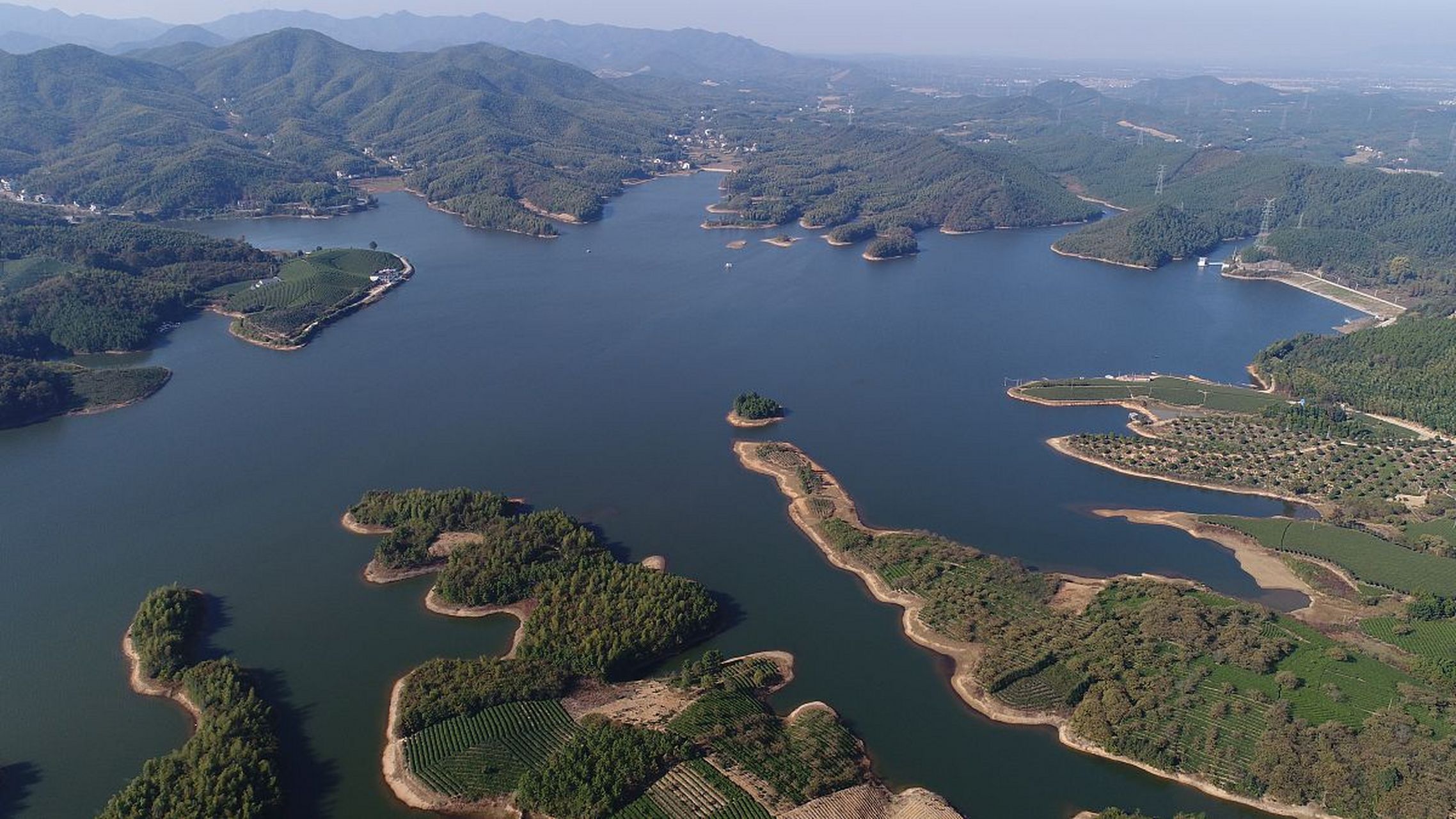 天子湖是邵阳县的璀璨明珠,拥有湖光山色和丰富的文化底蕴.