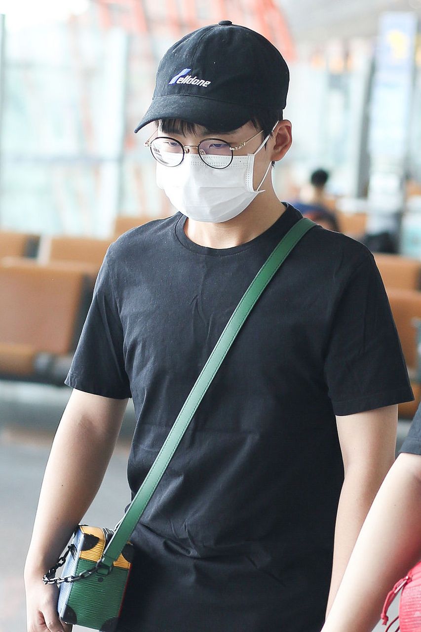 郭麒麟本人,是戴眼镜的!