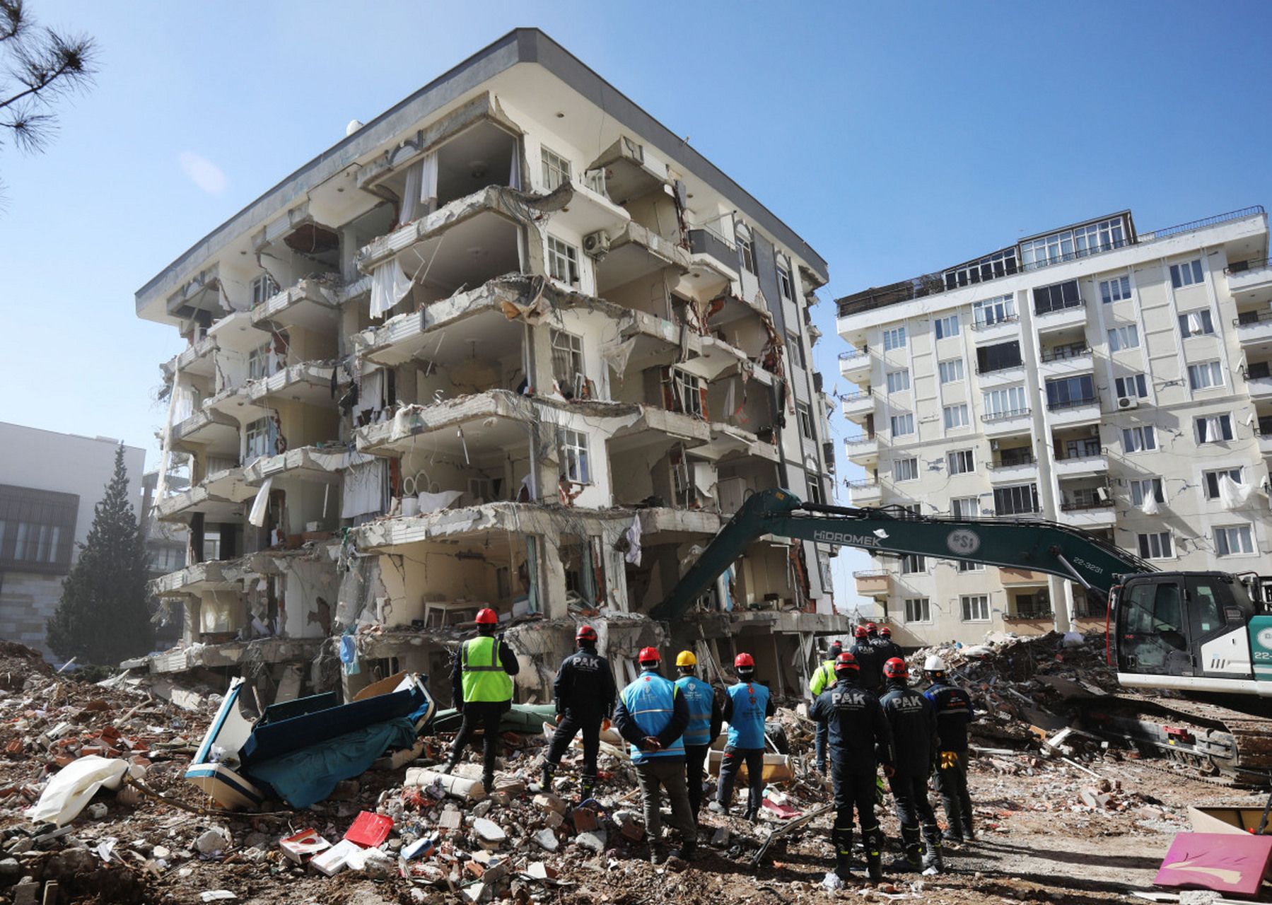 印度48层高楼一夜坍塌,5亿印度民众却要求我们中国进行全额赔偿,网友