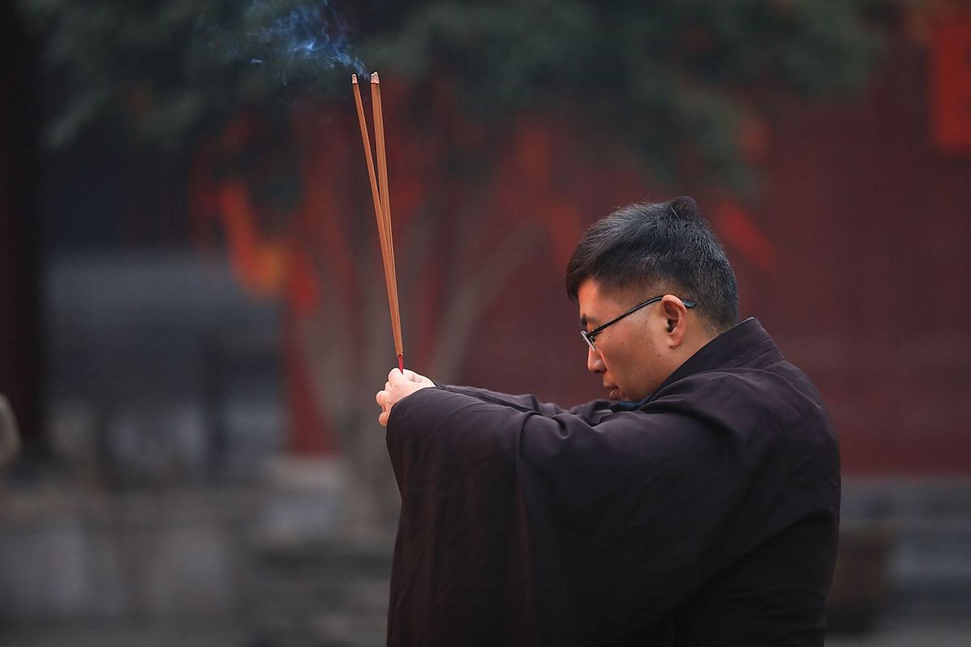 年轻人的第一柱香# 【为何年轻人选择"上香"而非上进?