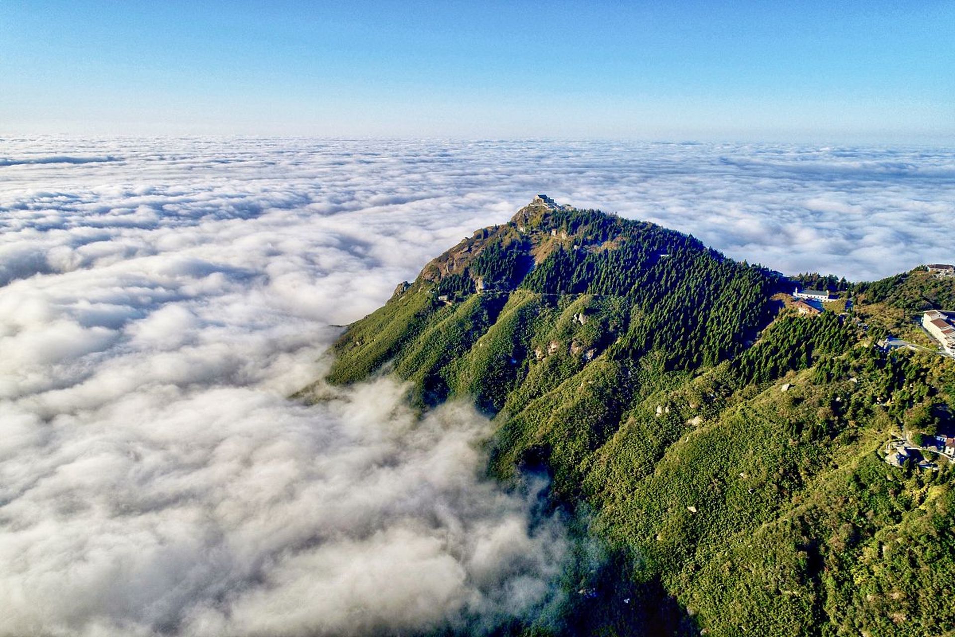 南岳衡山难忘的行程. 南岳衡山是中国传统文化中的重要象征,位于中国