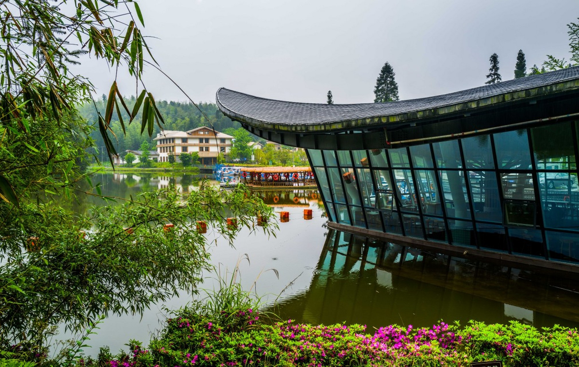 蜀南竹海位于中国四川省雅安市,是一个以竹子为主题的旅游景区